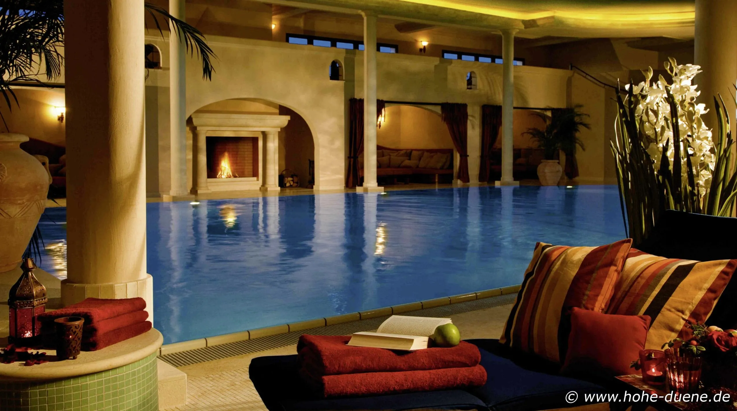 Indoor-Schwimmbad im Orient-Stil in der Yachthafenresidenz Hohe D&uuml;ne