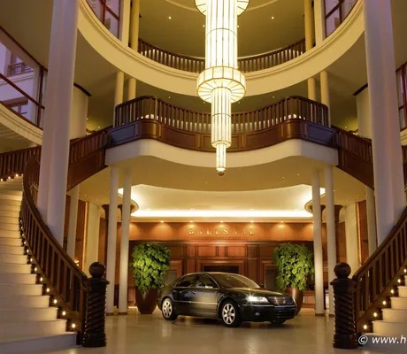 Treppenhaus mit Autopräsentation vor Ballsaal in der Yachthafenresidenz Hohe Düne