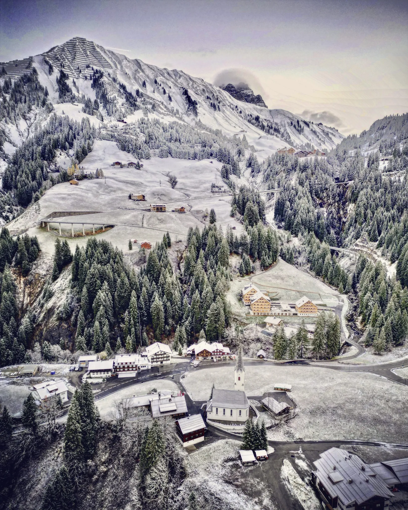 Panoramaaufnahme des Berghaus Schröcken in Winterlandschaft eingebettet