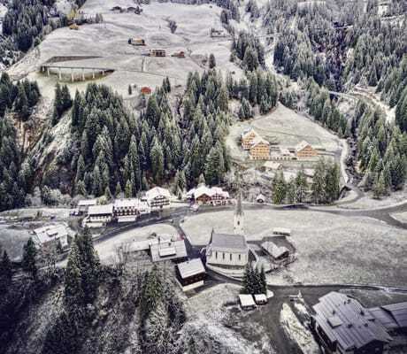 Panoramaaufnahme des Berghaus Schröcken in Winterlandschaft eingebettet