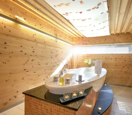 Raum für Bäderbehandlungen im Bad Clevers Gesundheitsresort mit Muschelbild an der Decke