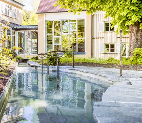 Kneipp-Tretbecken vor dem Bad Clevers Gesundheitsresort