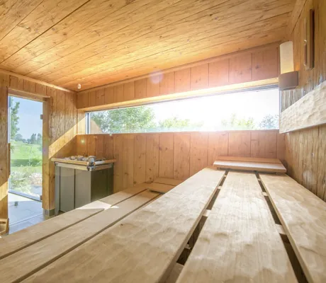 lichtdurchflutete Sauna mit Blick ins Grüne im Bad Clevers Gesundheitsresort