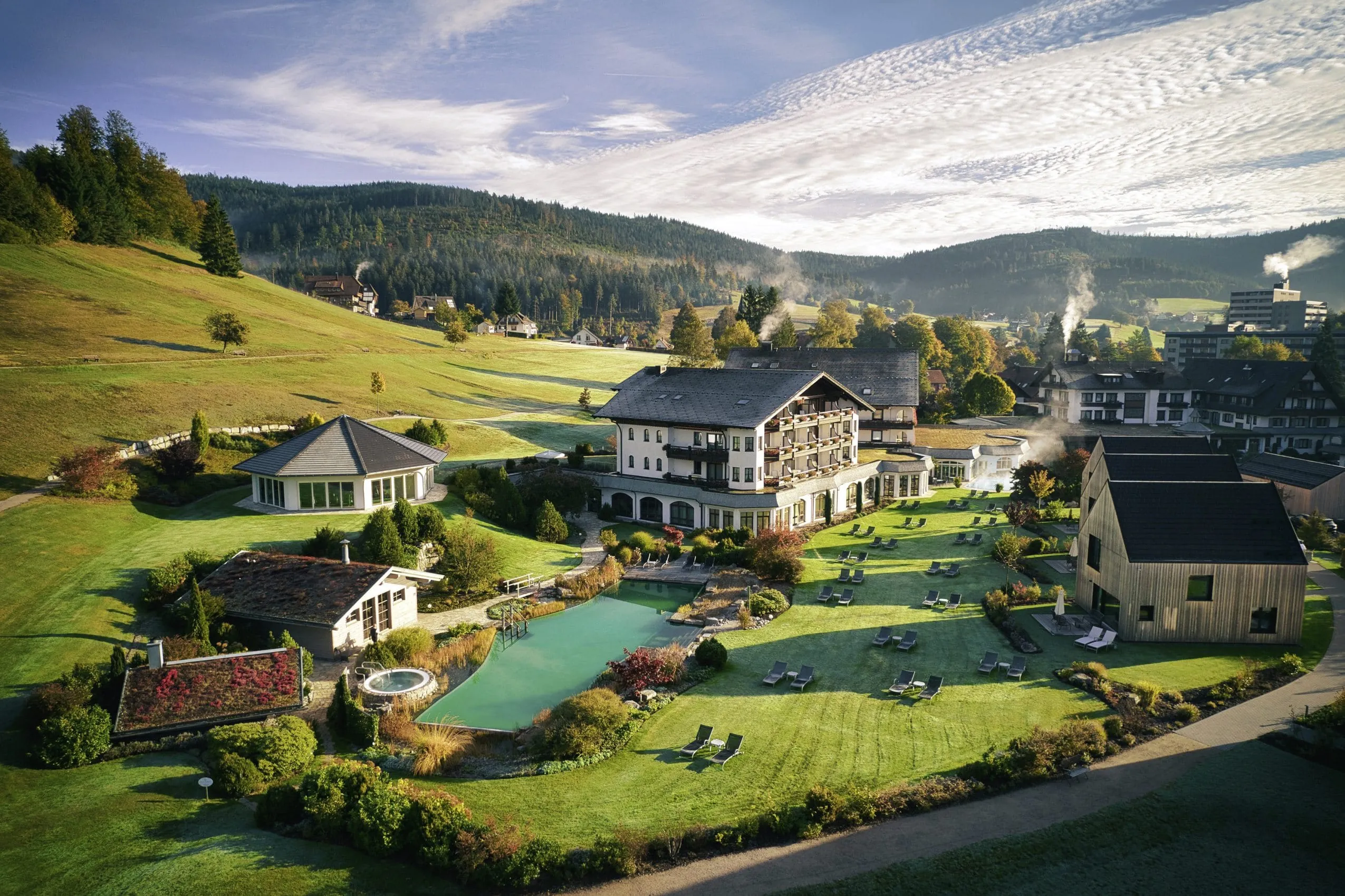 Gesamtansicht Hotel Engel Obertal mit Haupthaus, Chalets und Naturbadesee