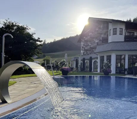 Wasserschwall am geschwungenen Außenpool des Hotel Engel Obertal