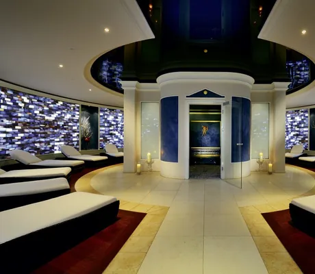 runde Salzlounge im Hotel Engel Obertal mit blauen Fliesen an den Wänden