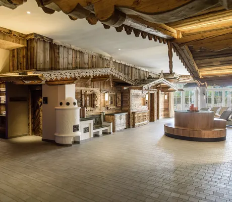 traditionelles Saunadorf im Hüttenstil im Interalpen-Hotel Tyrol