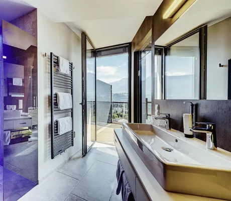 Badezimmer des Zimmers mit Blick auf die Meraner Landschaft im La Maiena Meran Resort