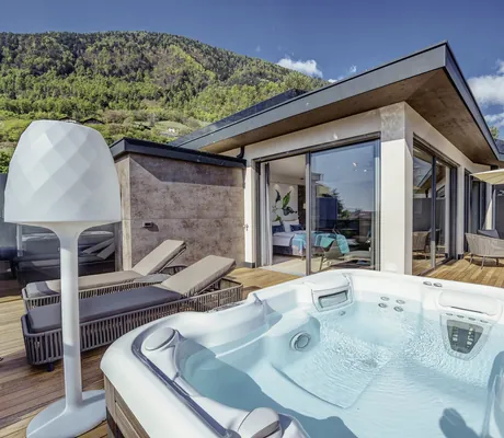 Whirlpool auf der Terrasse der Suite mit weißer Stehleuchte im La Maiena Meran Resort