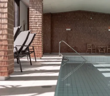 Ausschnitt Indoorpool mit verschindelten Säulen im Mittelburg Wellnesshotel