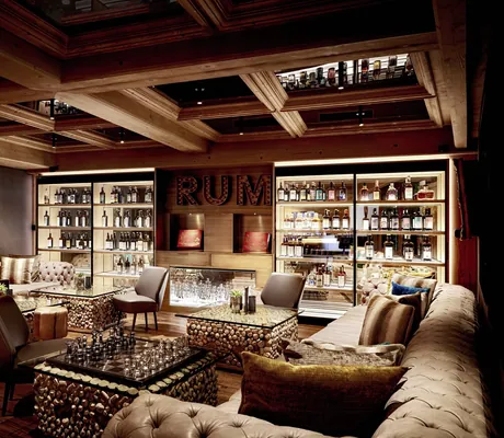 Lounge mit großem Rum-Schriftzug und Tischen aus Korken sowie Loungesofas im Hotel Quelle