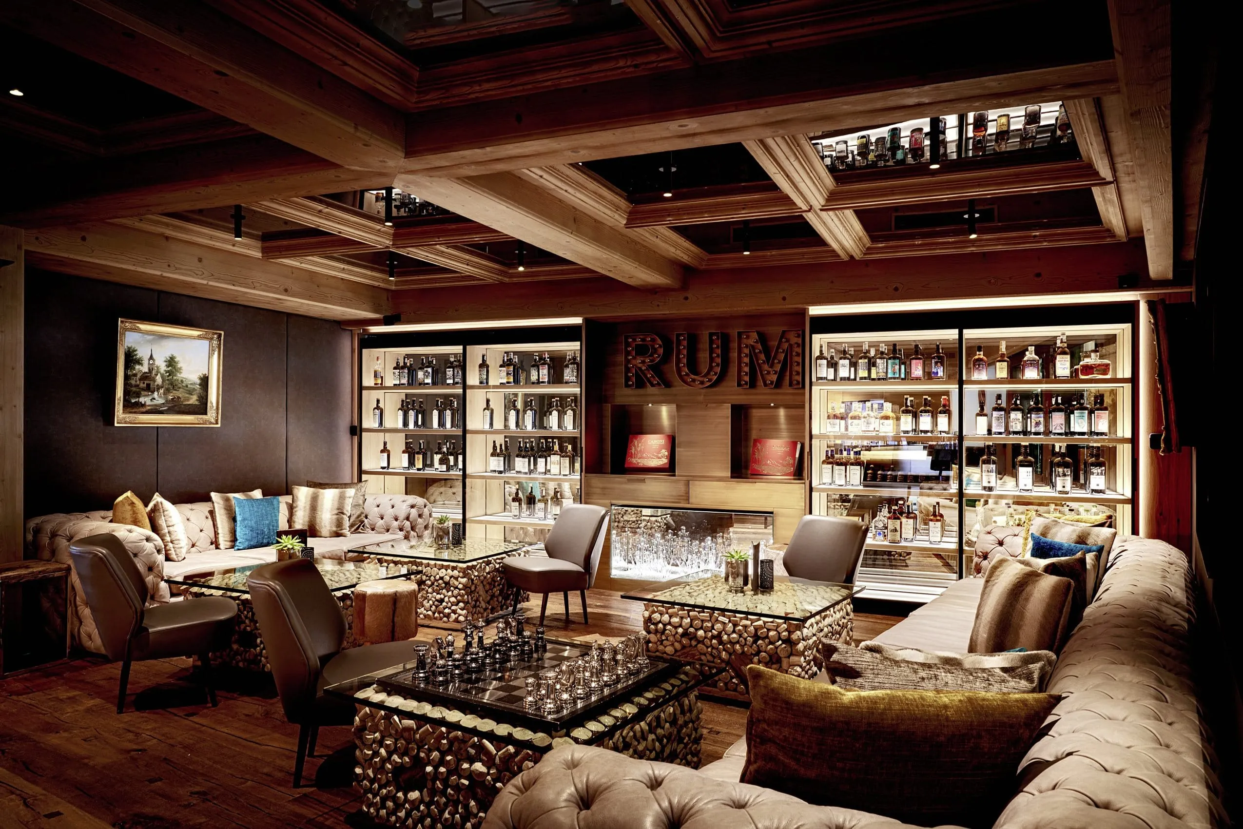 Lounge mit gemütlichen Couches und großem RUM-Schriftzug an der Wand im Hotel Quelle