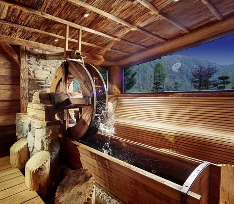 Holz-Mühlrad in der Sauna des Hotel Quelle Nature Spa Resort