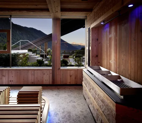 Sauna mit Blick auf die Dolomiten im Hotel Quelle