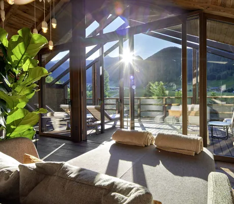 Dachschräge mit riesigem Panoramafenster im Ruheraum des Hotel Quelle