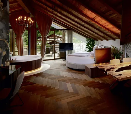 Luxussuite im Hotel Quelle mit rundem Bett unter dem Dach und runder Badewanne