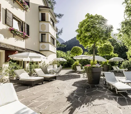 Terrasse mit Blick in historischen Park des Romantik Hotel Stafler