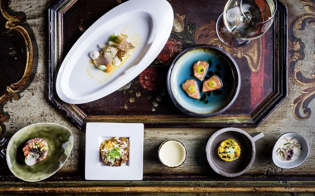 Einzelgerichte auf bemaltem Holztablett Romantikhotel Stafler