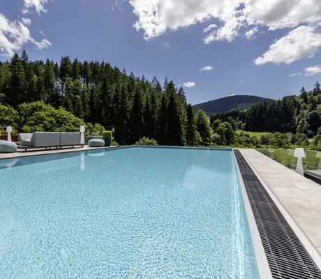 Skypool mit Blick auf den Schwarzwald im Hotel Sackmann