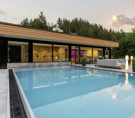 Sky Spa mit Außenpool und Loungemöbeln im Hotel Sackmann