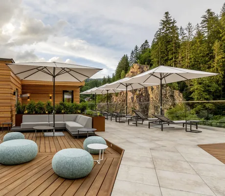 Sky Spa mit aufgespannten weißen Sonnenschirmen und Sitzelementen in Steinoptik im Hotel Sackmann