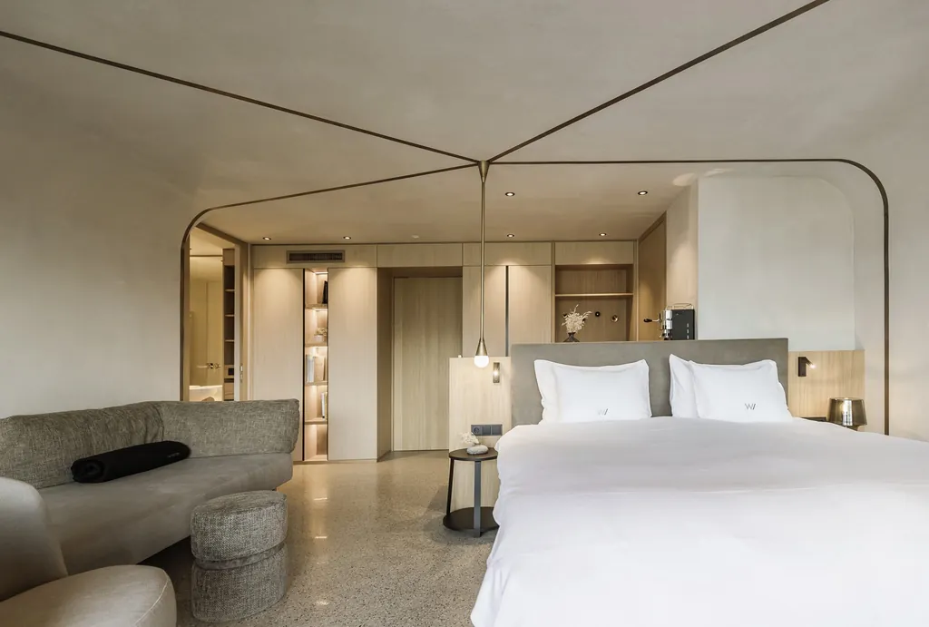 reduziertes Interieur in Leinen und Grau mit gekreuzten Streifen an der Decke im Hotel Winkler