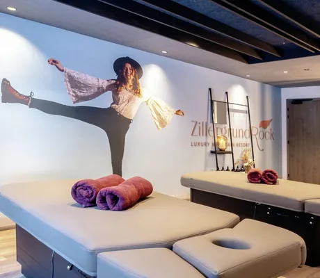 Paar-Behandlungsraum im ZillergrundRock mit großem Wandbild von tanzender Frau mit Hut