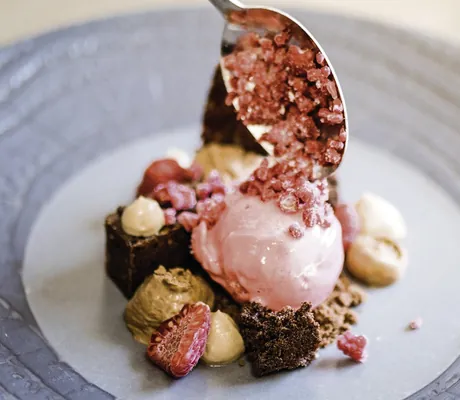 Dessert mit Himbeereis und Himbeeren auf grauem Teller im ZillergrundRock