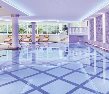 Indoorpool mit Granitsteinwand im ZillergrundRock