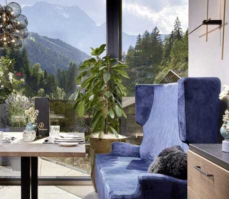 blau bezogene Sofas mit hohen Lehnen im Restaurant des ZillergrundRock