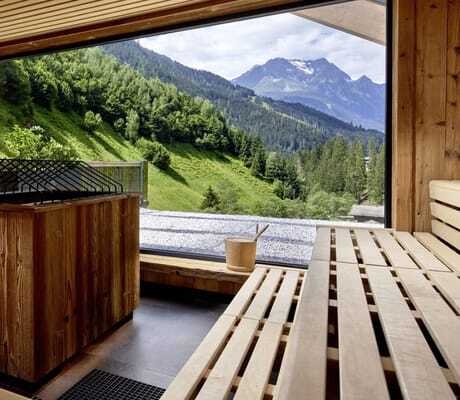 Panoramasauna mit Blick aus dem riesigen Fenster in das Zillertal im ZillergrundRock