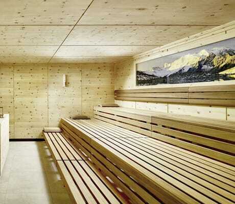 große Sauna mit hellem Holz und großem Bild von einem Bergpanorama im ZillergrundRock