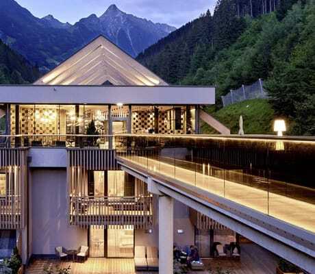 Brücke zum Rooftop-Spa in der Abenddämmerung im ZillergrundRock