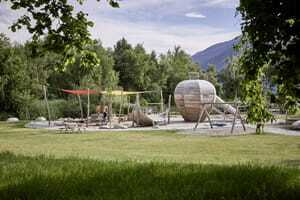 Kinder auf den Holzgerüsten des Apfel-Spielplatzes in Raas/Südtirol in der Nähe des Mühlwald