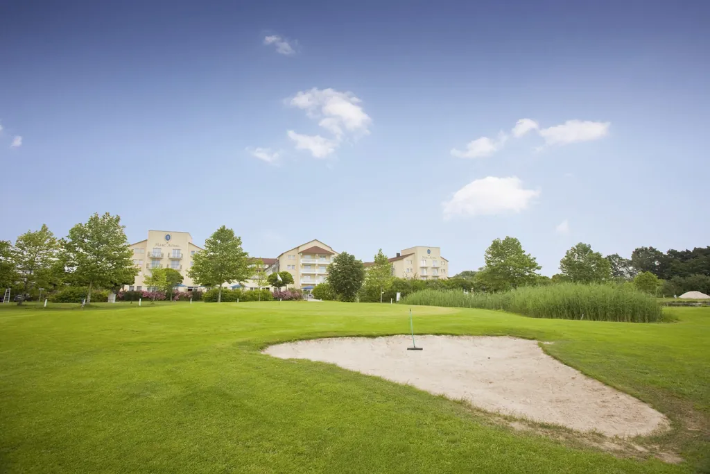 Golfplatz mit Dorint Marc Aurel Resort Bad Gögging im Hintergrund