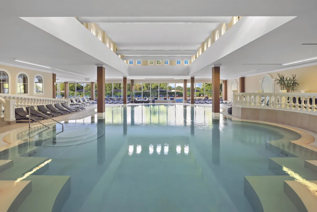 Wellnessbereich im römischen Stil mit großem Indoorpool im Dorint Marc Aurel Resort Bad Gögging
