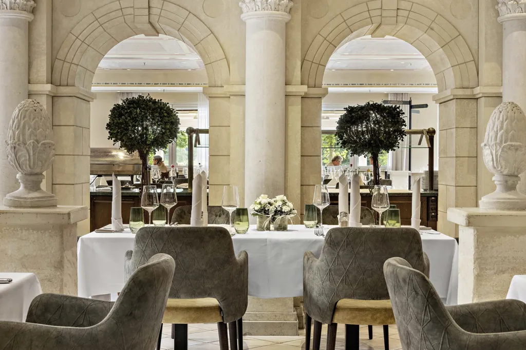 Restaurant mit eingedeckten Tischen eingerichtet im römischen Stil im Golfhotel Dorint Marc Aurel Resort Bad Gögging