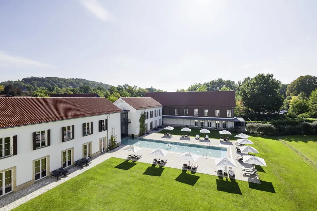 Luftaufnahme des Golfhotels im Sommer mit Outdoorpool und Liegewiese