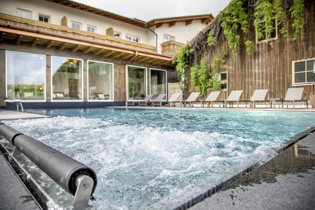 Outdoorpool mit Whirlfunktion im Wellnesshotel Hanusel Hof