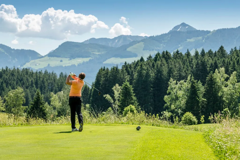 Golfspieler schlägt auf dem Golfplatz des Sonnenalp Resort ab