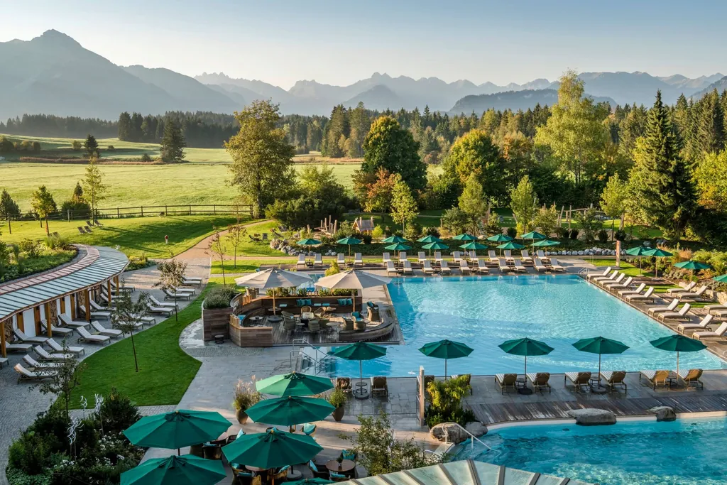 Pool-Landschaft des Golfhotels Sonnenalp mit zahlreichen Ruheligen