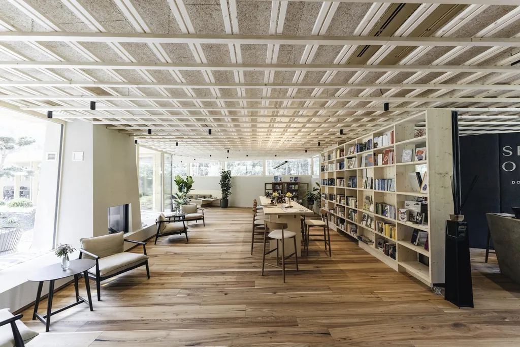 Bibliothek mit Blick in den japanischen Garten im Sensoria Dolomites