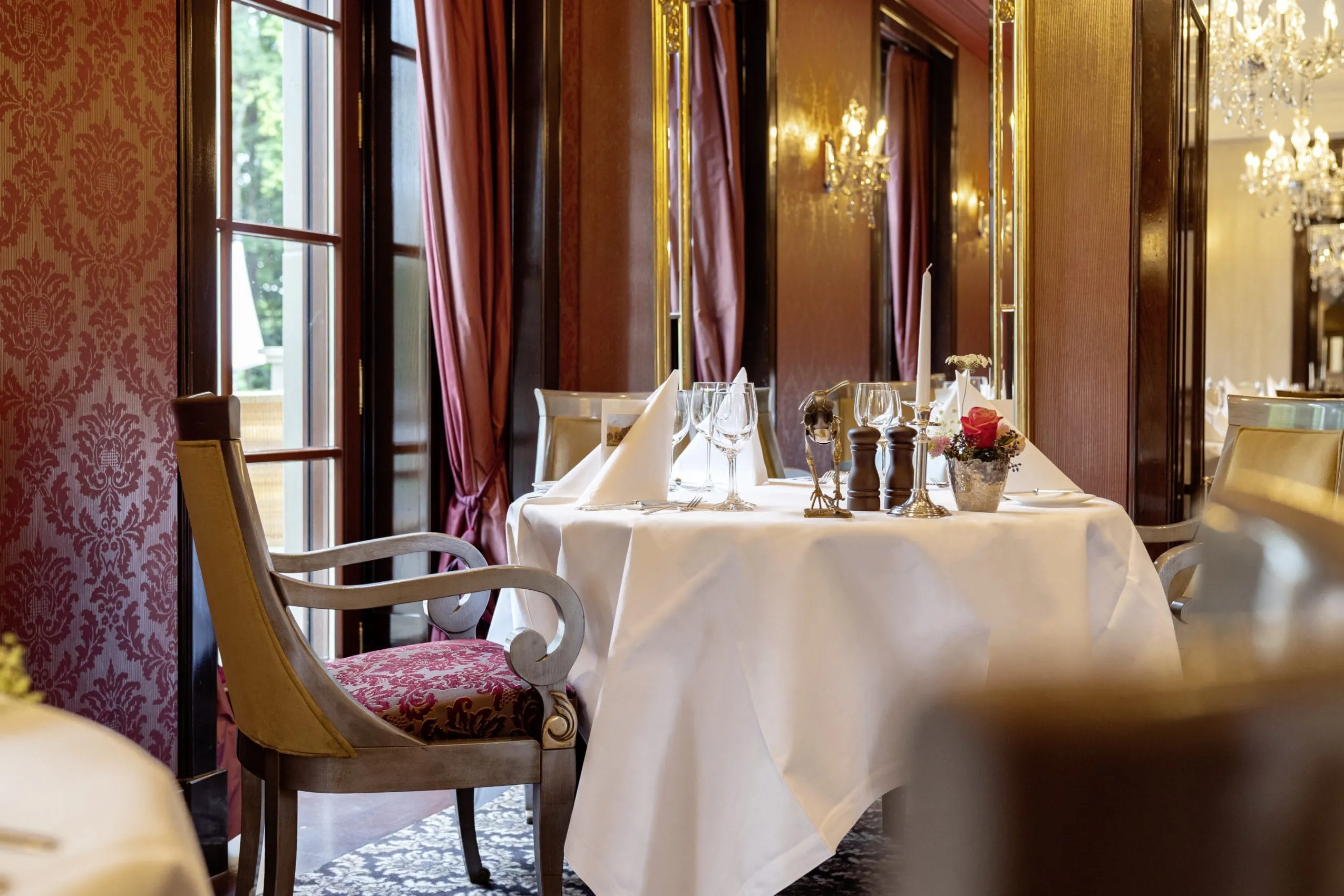 Stilvoll eingerichtetes Gourmetrestaurant mit eingedecktem Tisch im Wald & Schlosshotel Friedrichsruhe