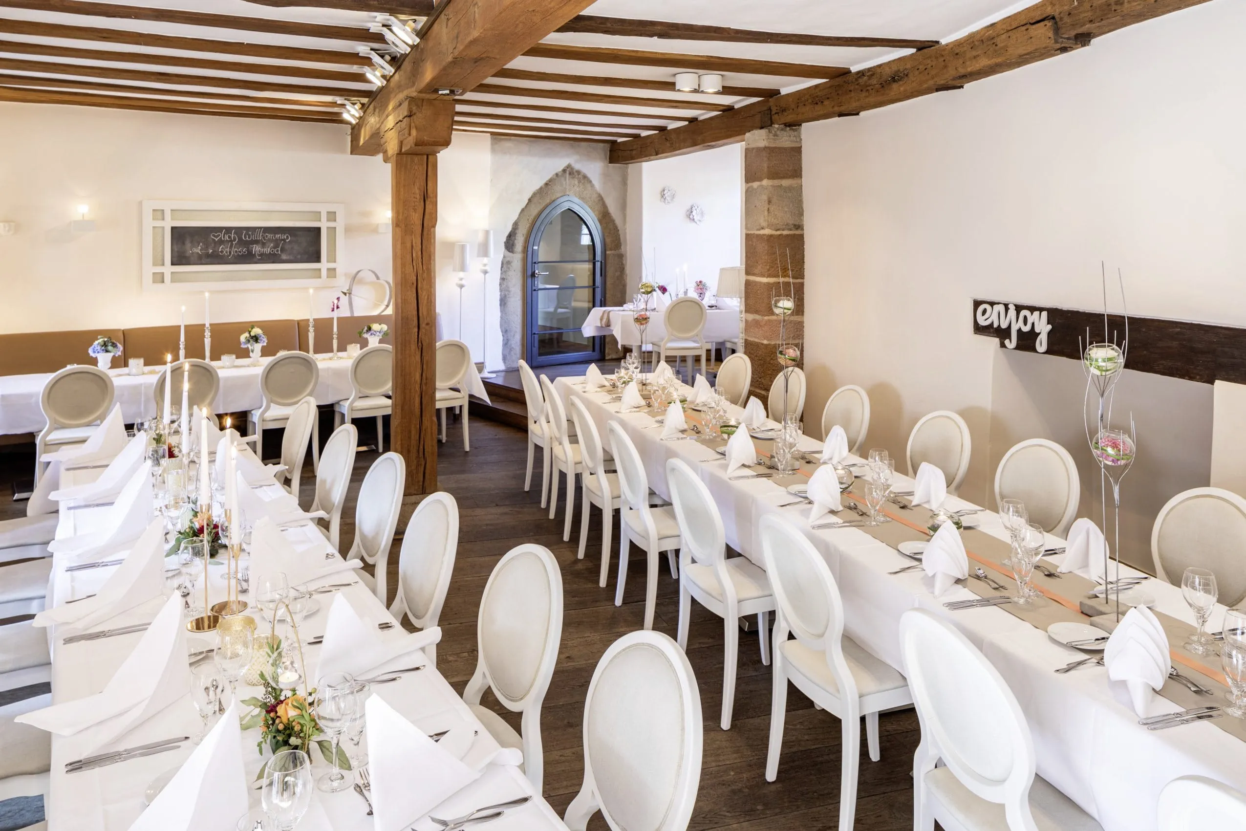 Festlich gedeckte Tische im Restaurant des h&ocirc;tel schloss romrod