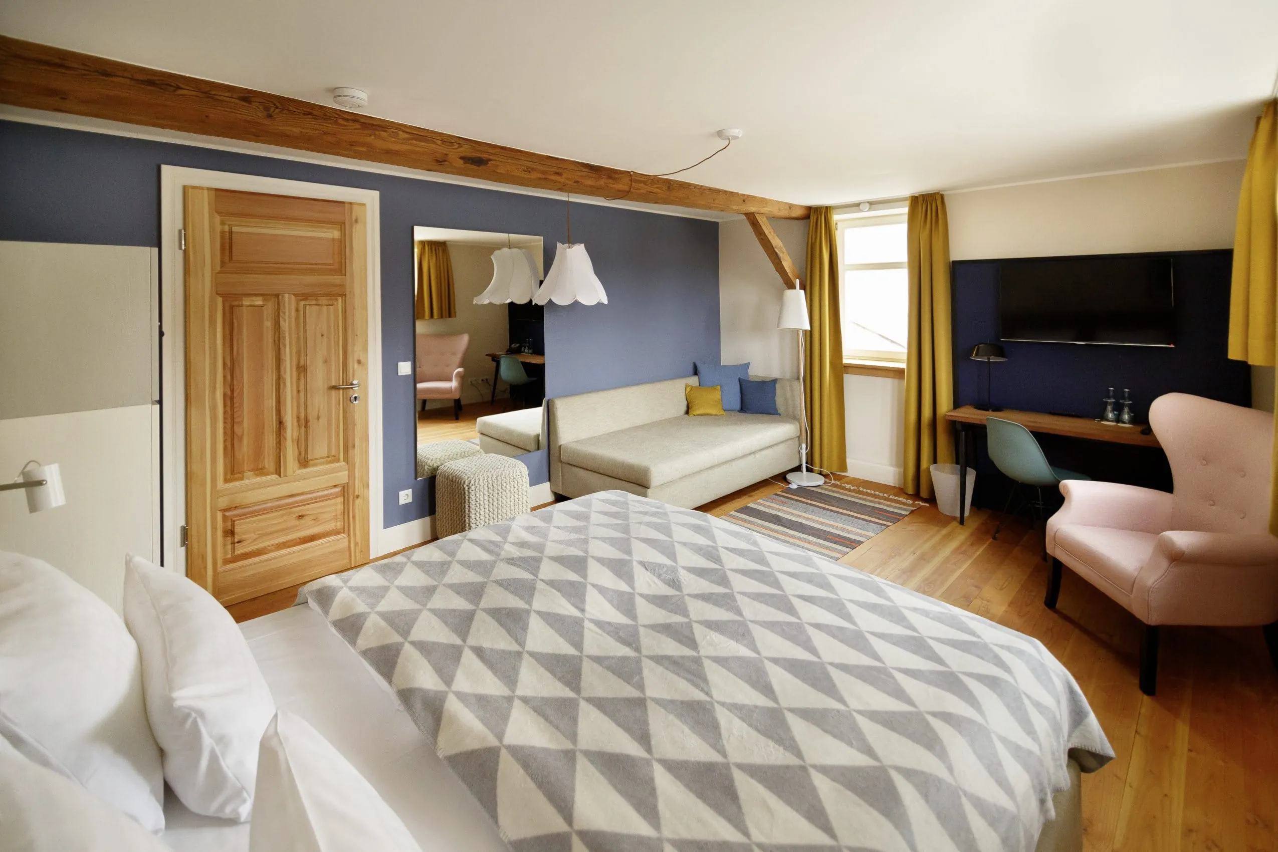 Modern eingerichtetes Doppelzimmer im Schlosshotel h&ocirc;tel schloss romrod