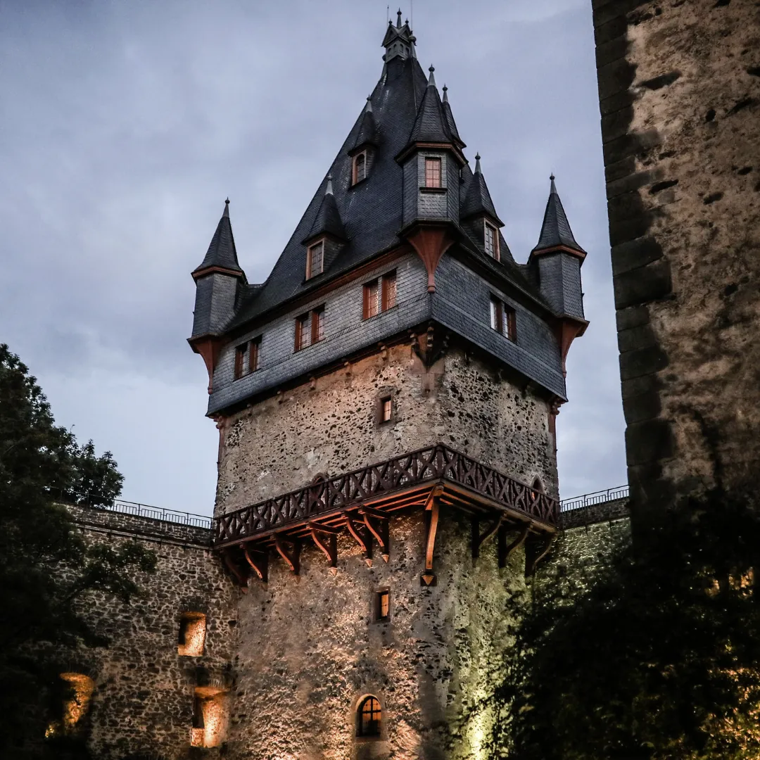 Historischer Kanzleiturm des h&ocirc;tel schloss romrod beleuchtet in der Abendd&auml;mmerung