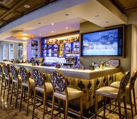 langer Tresen der Bar im Hotel Das Rübezahl mit grpßem Bildschirm