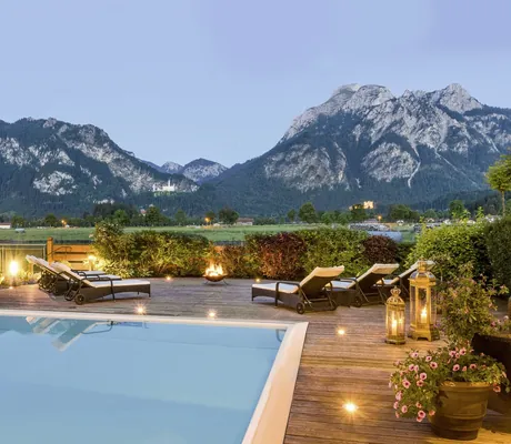 Outdoorpool mit Olivenbaum im Topf und Blick auf die Königsschlösser im Das Rübezahl