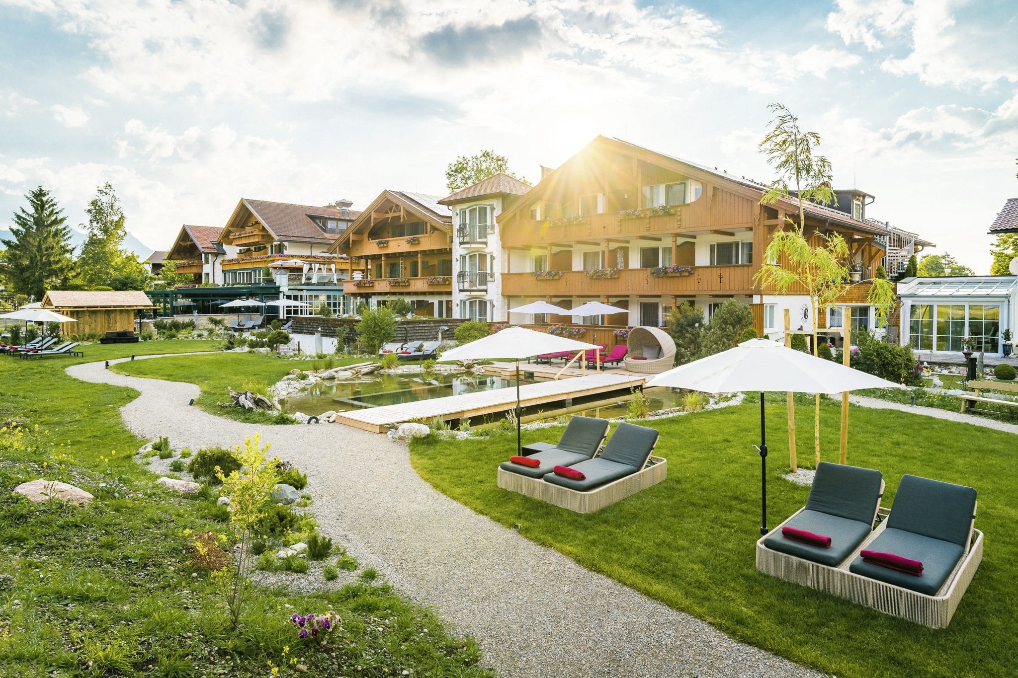 Wellnessgarten des Das Rübezahl mit Ruheliegen am Naturbadeteich