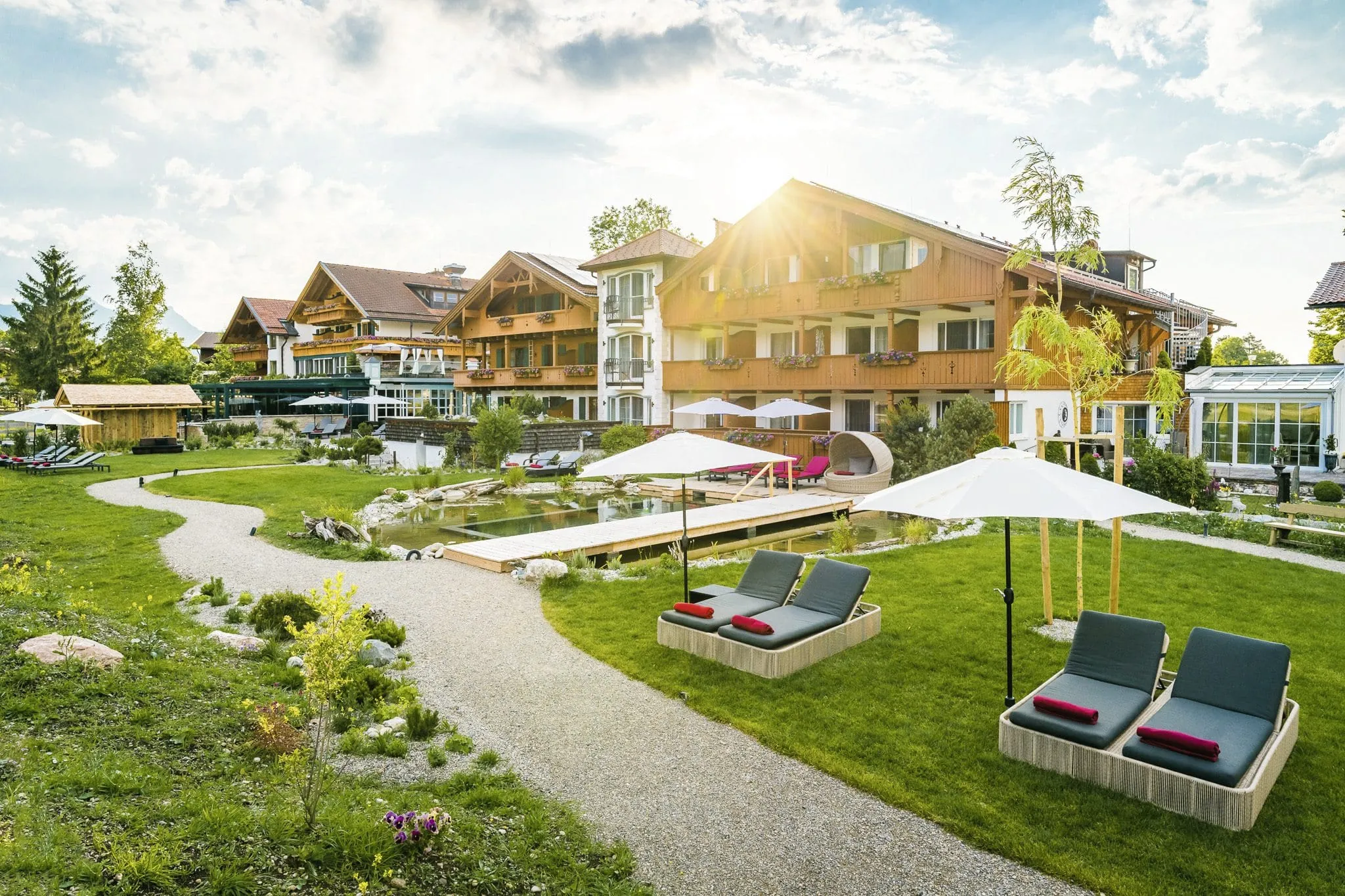 Wellnessgarten des Das Rübezahl mit Ruheliegen am Naturbadeteich